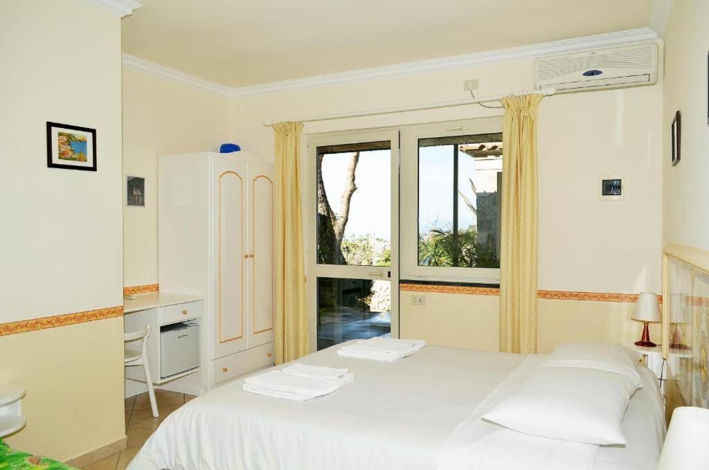 Le Ginestre Di Capri Bb & Holiday House Анакапрі Екстер'єр фото