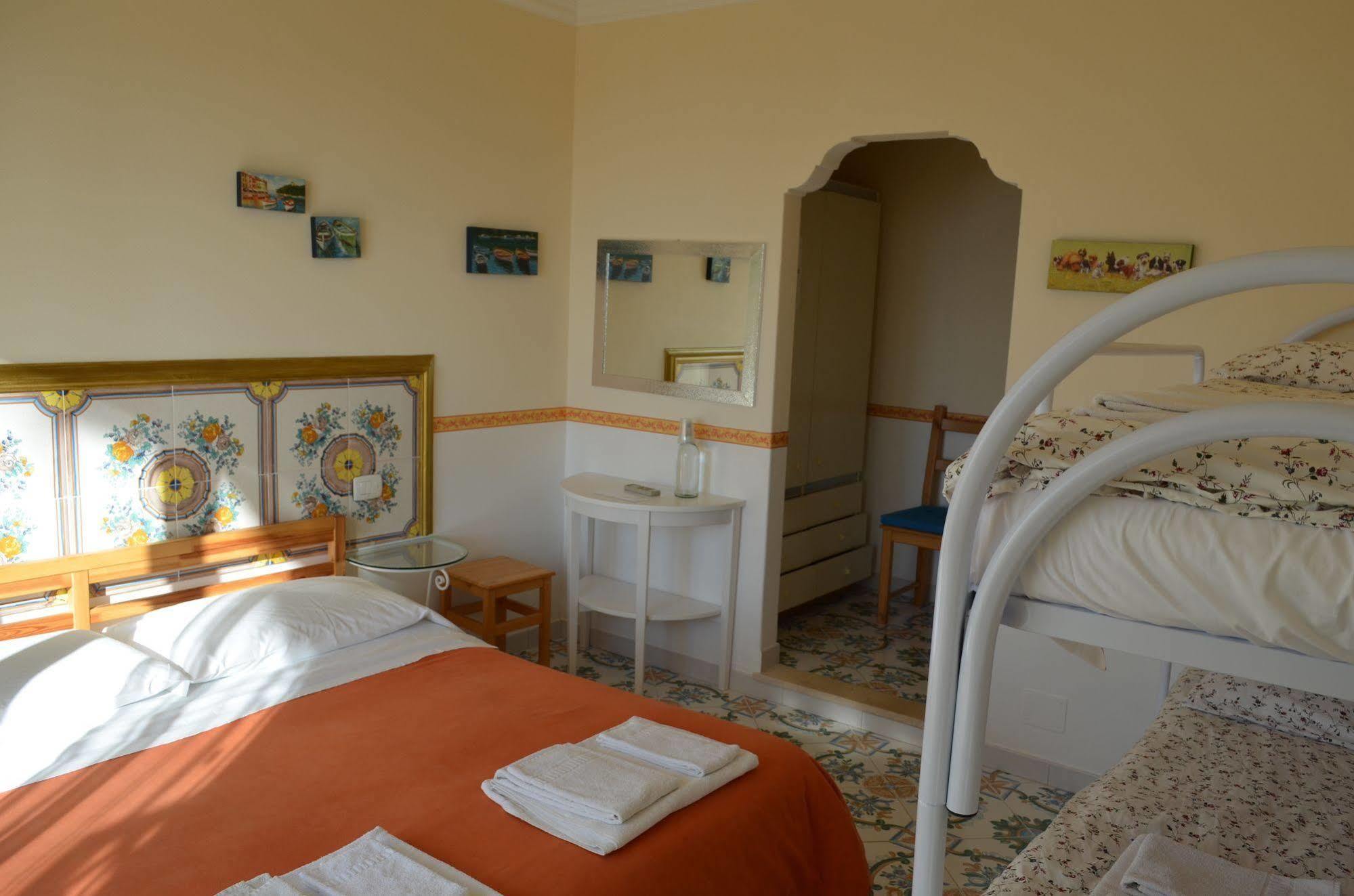 Le Ginestre Di Capri Bb & Holiday House Анакапрі Екстер'єр фото